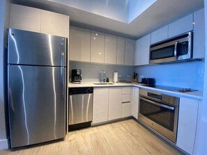 Refrigerador, microondas, horno y lavavajillas