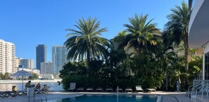 Pool - Stylish 1BR in Miami Beach|Pool, Beach Service & Walking Distance to Mall (Hallandale Beach)