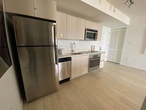 Een koelkast, een magnetron, een oven, een kookplaat