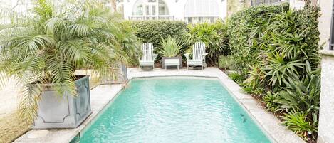 حمّام سباحة مُدفَّأ