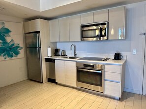 Køleskab, mikrobølgeovn, ovn, kogeplade