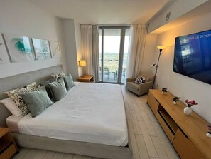 1 室のベッドルーム、デスク、アイロン / アイロ ン台、旅行用ベビーベッド