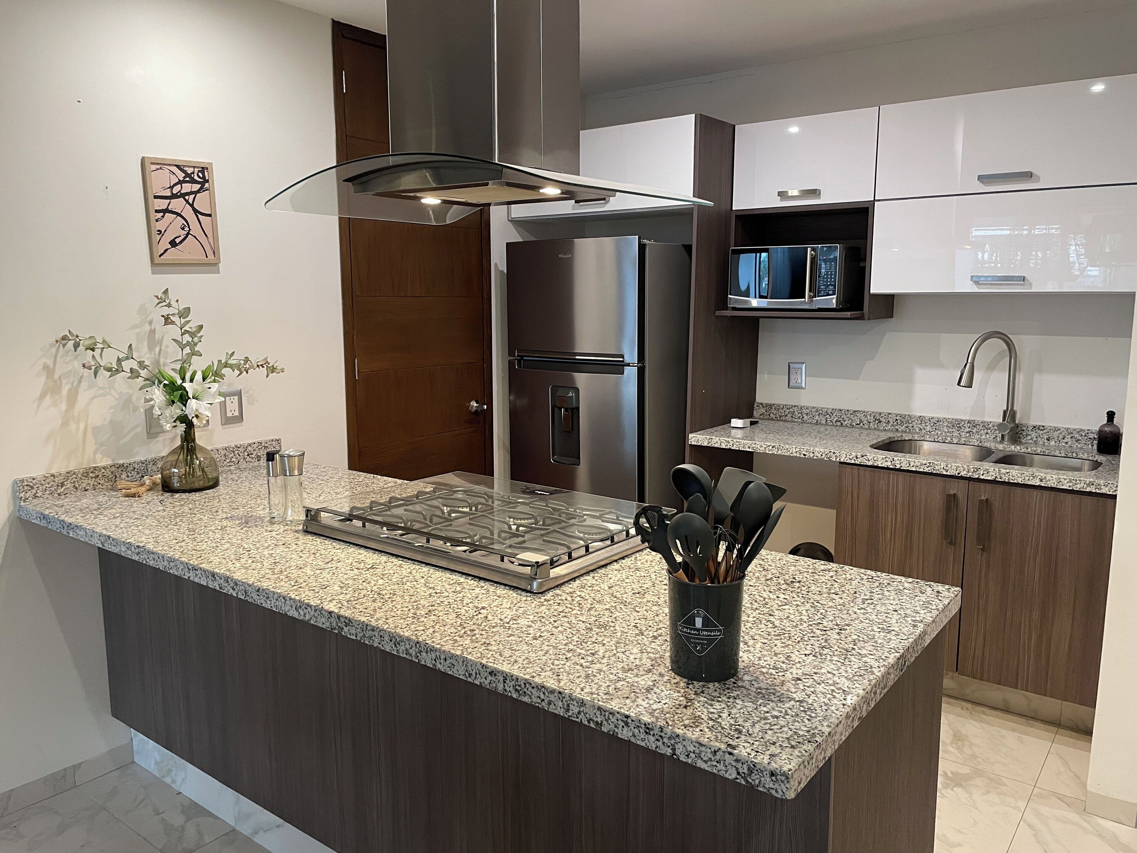 Frigorifero, microonde, forno, piano cottura