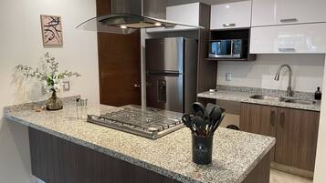 Frigorifero, microonde, forno, piano cottura