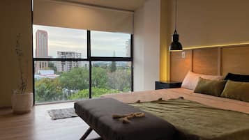 1 slaapkamer, een bureau, een strijkplank/strijkijzer, wifi