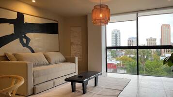 Een smart-tv, een kantoor en een printer