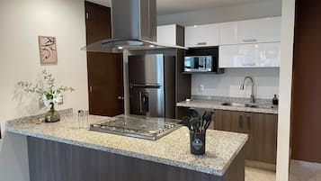 Een koelkast, een magnetron, een oven, een kookplaat