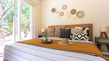 2 bedrooms, desk, WiFi