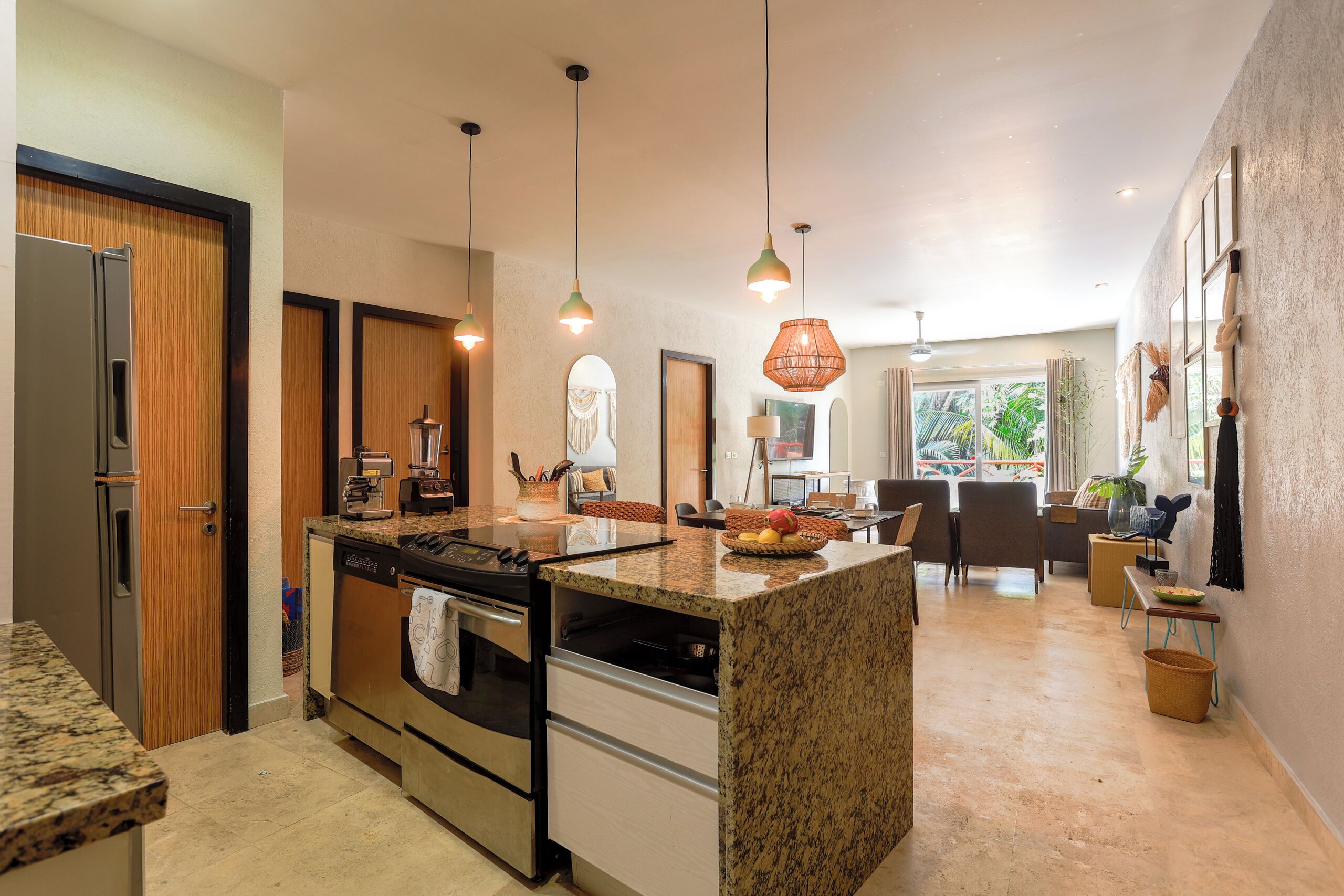 Réfrigérateur, micro-ondes, four, plaque de cuisson