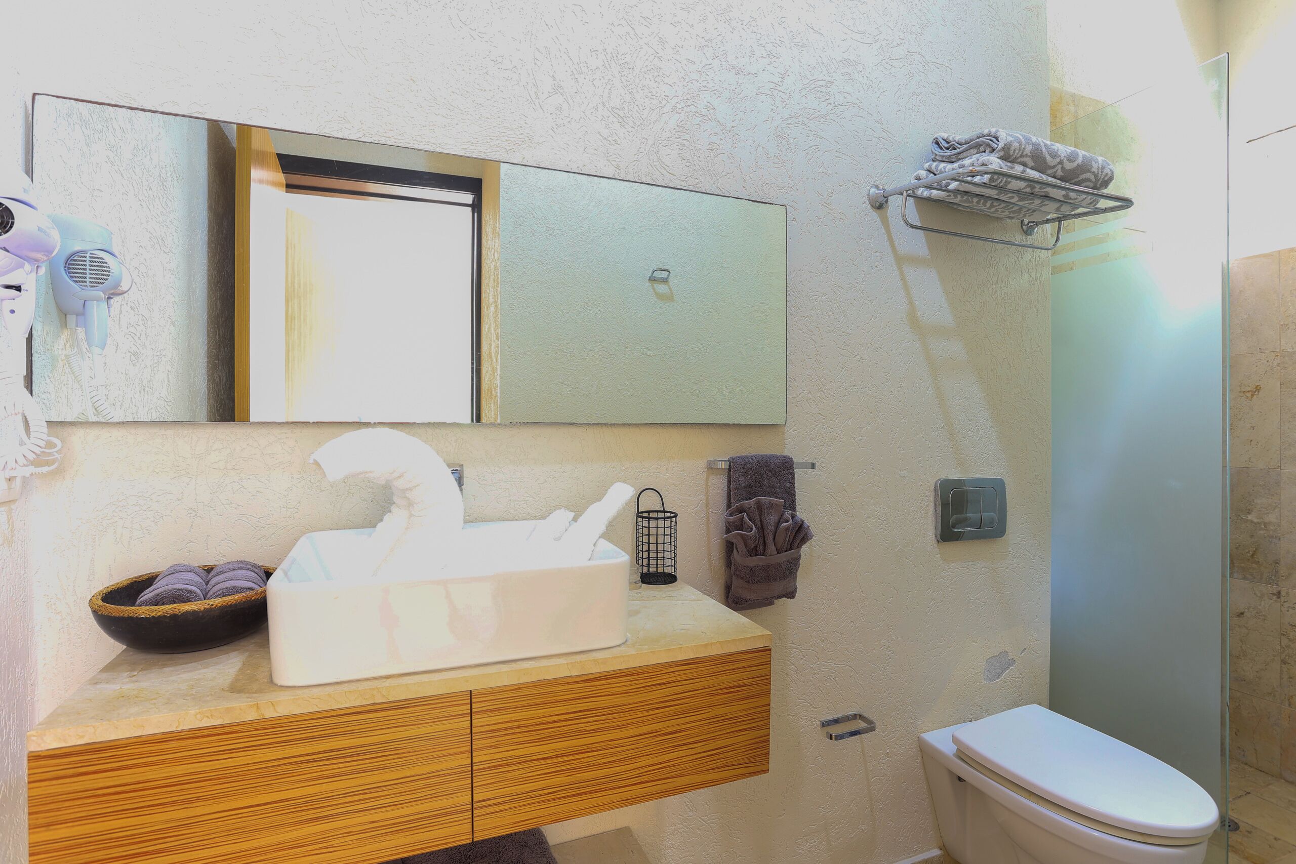 Douche, sèche-cheveux, serviettes fournies