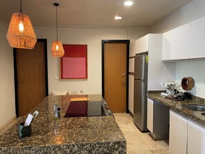 Frigorífic, microones, forn i placa de cuina 