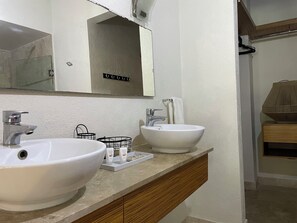 Dutxa, assecador de cabells i tovalloles 