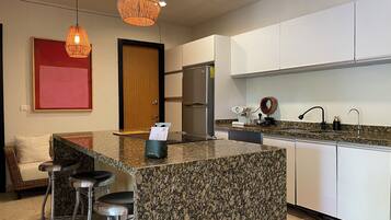 Jääkaappi, mikroaaltouuni, uuni, liesi