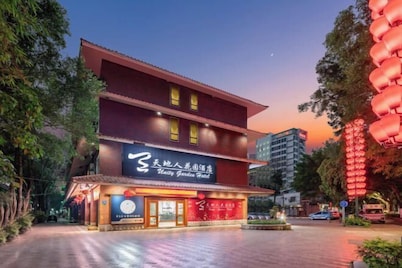 Meizhou Tiandiren Garden Hotel (Meijiang Meixian People’s Square)
