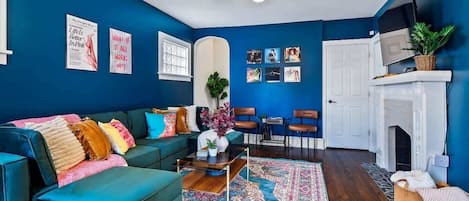 TV connectée, jeux vidéo, table de tennis de table, livres