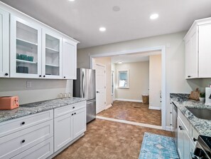 冰箱、微波炉、烤箱、炉灶