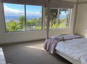 6 bedrooms, iron/ironing board, WiFi, bed sheets