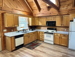 冷蔵庫、電子レンジ、オーブン、コンロ