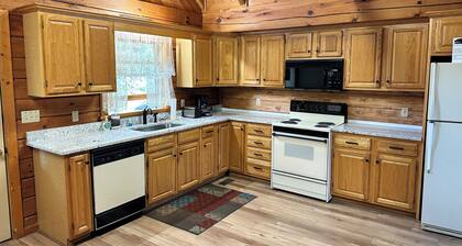 Breathtaking Mountain Views !!!!! Blueberry Hill 3-bedroom cabin in Gatlinburg