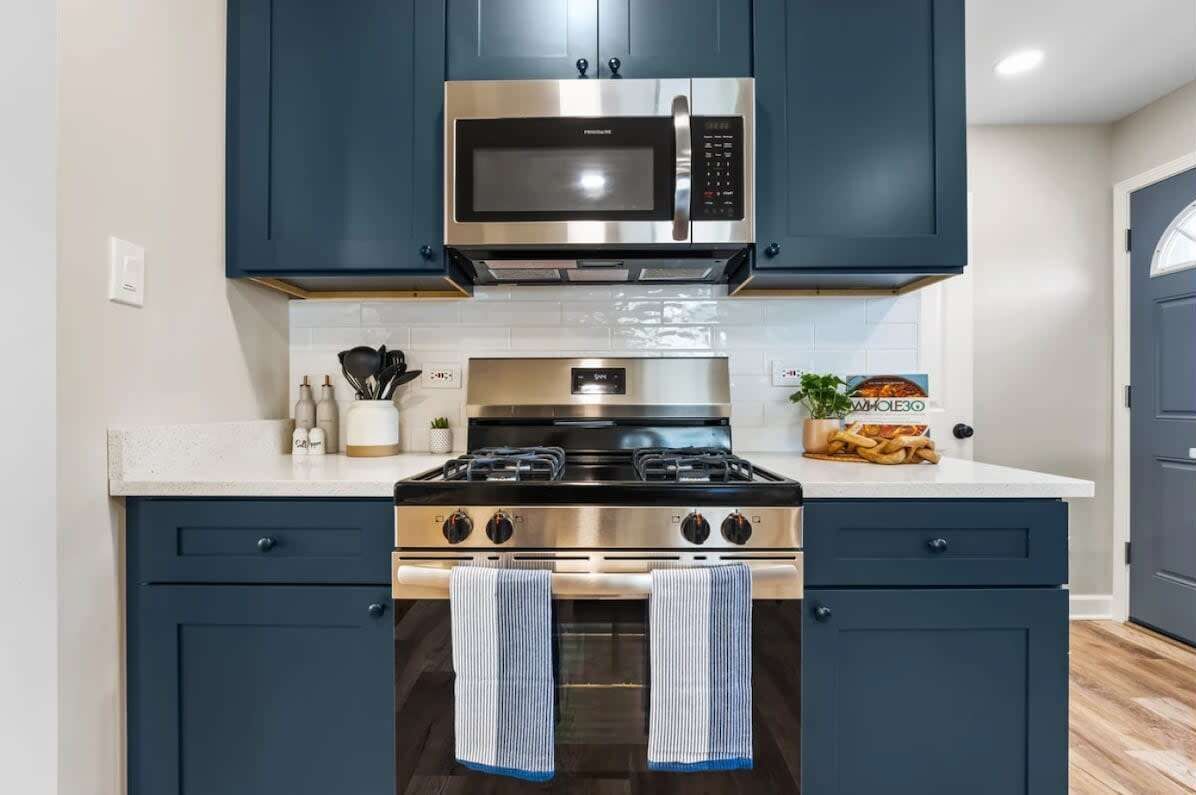 Geladeira, micro-ondas, fogão, cooktop