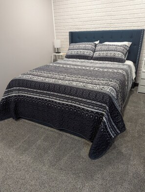 2 makuuhuonetta, työpöytä, silitysrauta/-lauta, vauvan matkasänky