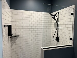 Haartrockner, Handtücher, Seife, Shampoo