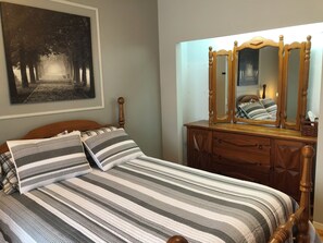 5 bedrooms, iron/ironing board, WiFi, bed sheets