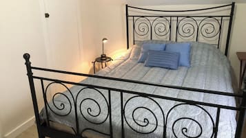 5 bedrooms, iron/ironing board, WiFi, bed sheets