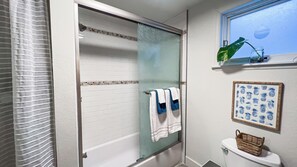 Hair dryer, towels, soap, toilet paper - Downtown Studio apartment with queen sized bunk beds. (Juneau)