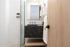 Dusche, Haartrockner, Handtücher, Seife