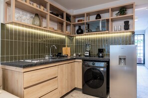 Standard Apartment, 1 King Bed with Sofa bed | Private kitchen | Microwave, cookware/dishes/utensils - Casa Teresa by Barrio México (Guadalajara)