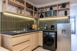 Standardlejlighed - 1 kingsize-seng med sovesofa | Privat køkken | Mikrobølgeovn, køkkentøj/tallerkener/redskaber