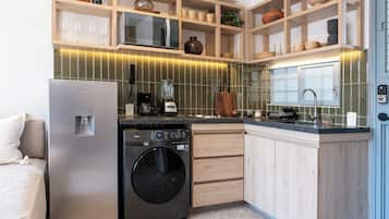 Departamento clásico, 1 cama King size y sofá cama | Cocina privada | Microondas y utensilios de cocina