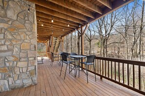 Outdoor dining - Modern Log Cabin in Private Setting (Blowing Rock)
