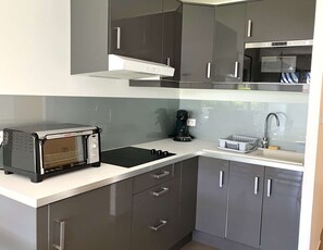 Kühlschrank, Mikrowelle, Toaster, Kochgeschirr/Geschirr/Besteck