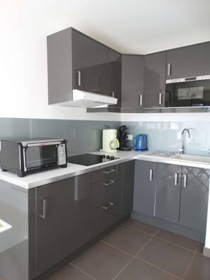 Réfrigérateur, micro-ondes, grille-pain