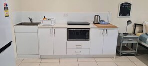 Réfrigérateur, micro-ondes, plaque de cuisson, grille-pain