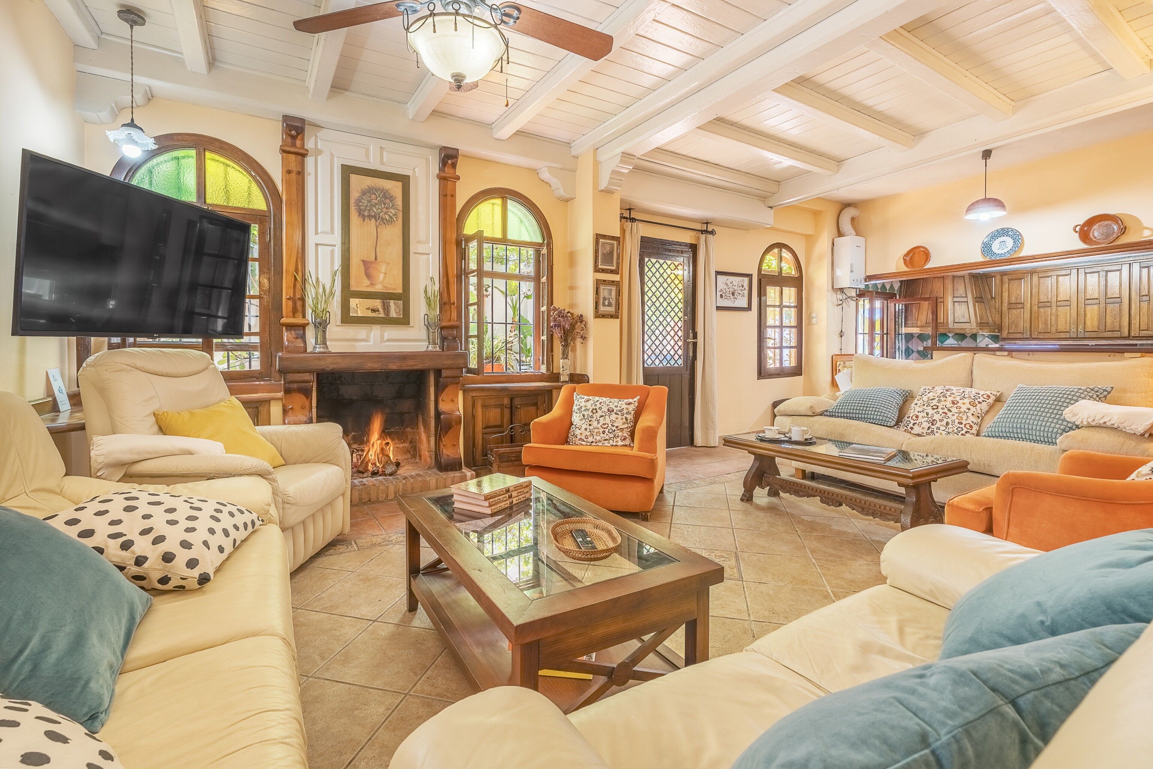 Een televisie en een open haard