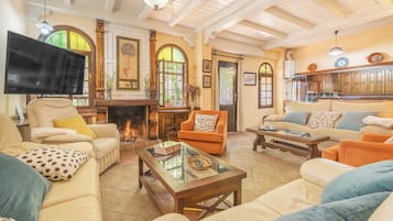 Televisión y chimenea