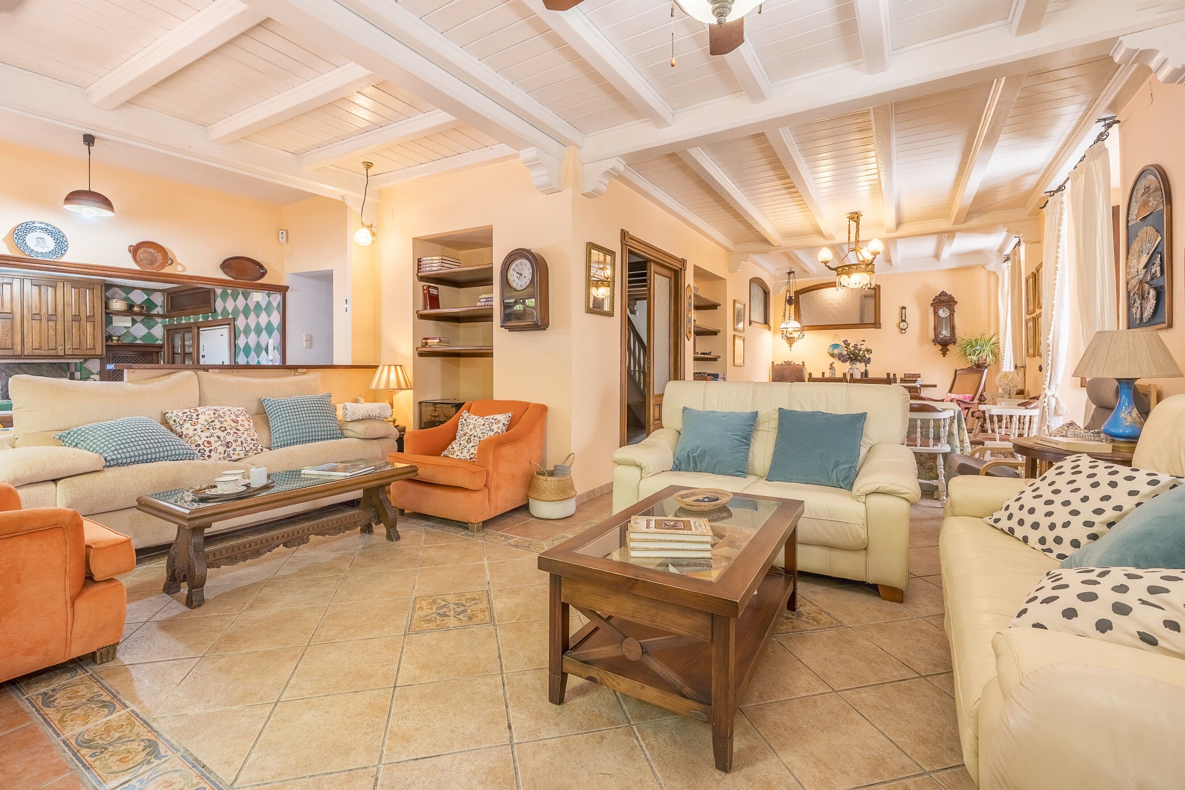 Een televisie en een open haard