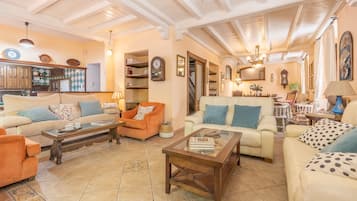 Televisión y chimenea