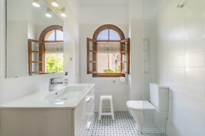 Douche, sèche-cheveux, serviettes fournies