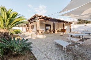 A covered outdoor seating area with tables and chairs, a pergola, and a palm tree. - Holiday Home 'Casa Scirocco' with Sea View, Private Terrace and Wi-Fi (Marsala)
