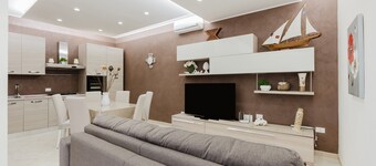 Vakantiehuis 'Casa Scirocco' met zeezicht, privéterras en wifi