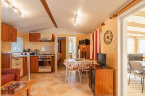 Frigorífico, microondas, placa de cocina y cafetera o tetera