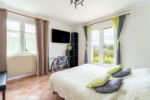 5 bedrooms, iron/ironing board, free WiFi