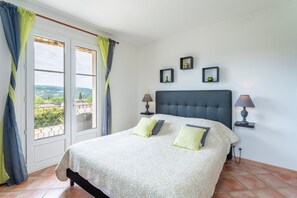 5 quartos, ferros/tábuas de passar roupa, Wi-Fi de cortesia