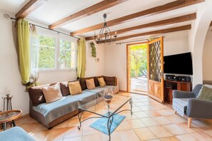 TV, lareira, mesa de pingue-pongue