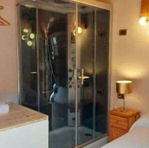 Douche, sèche-cheveux, serviettes fournies