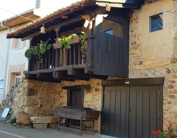 Exterior - Country House 'Salomé' with Mountain View, Private Garden and Wi-Fi (Mora de Luna)